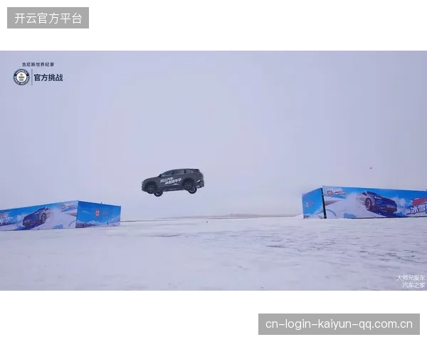 赛车越野赛极限飞跃：45度跳台中司机的冷静瞬间